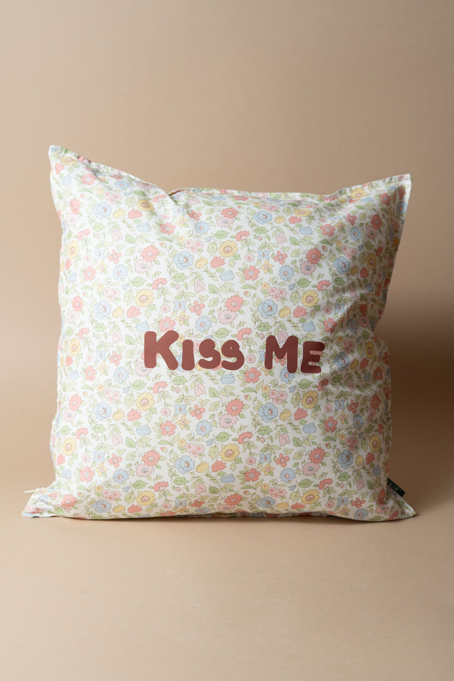KISS ME CUSHION 40x40cm