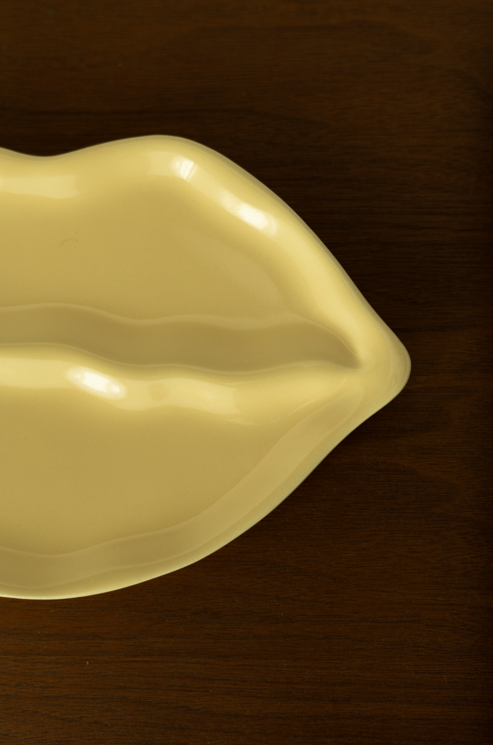 Butter yellow lip plate
