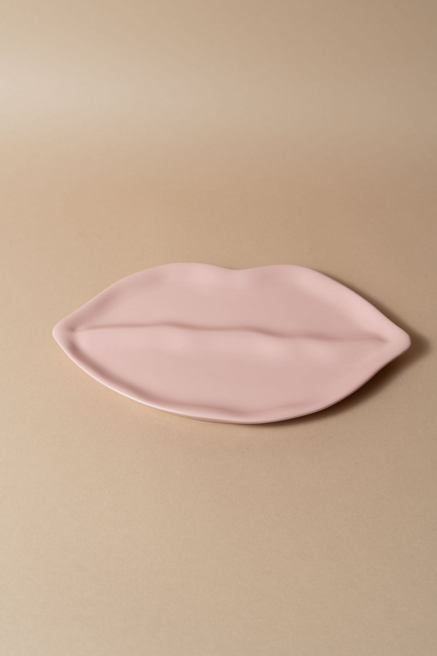 Sisi plate, Pink lips