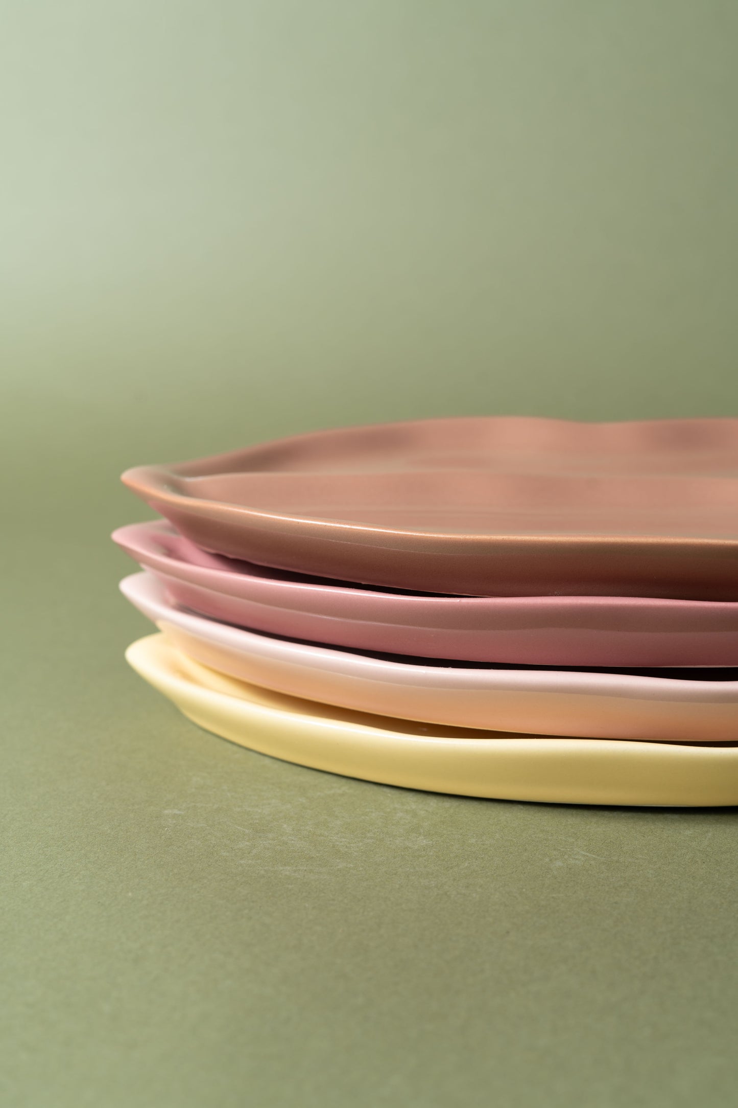 Butter yellow lip plate