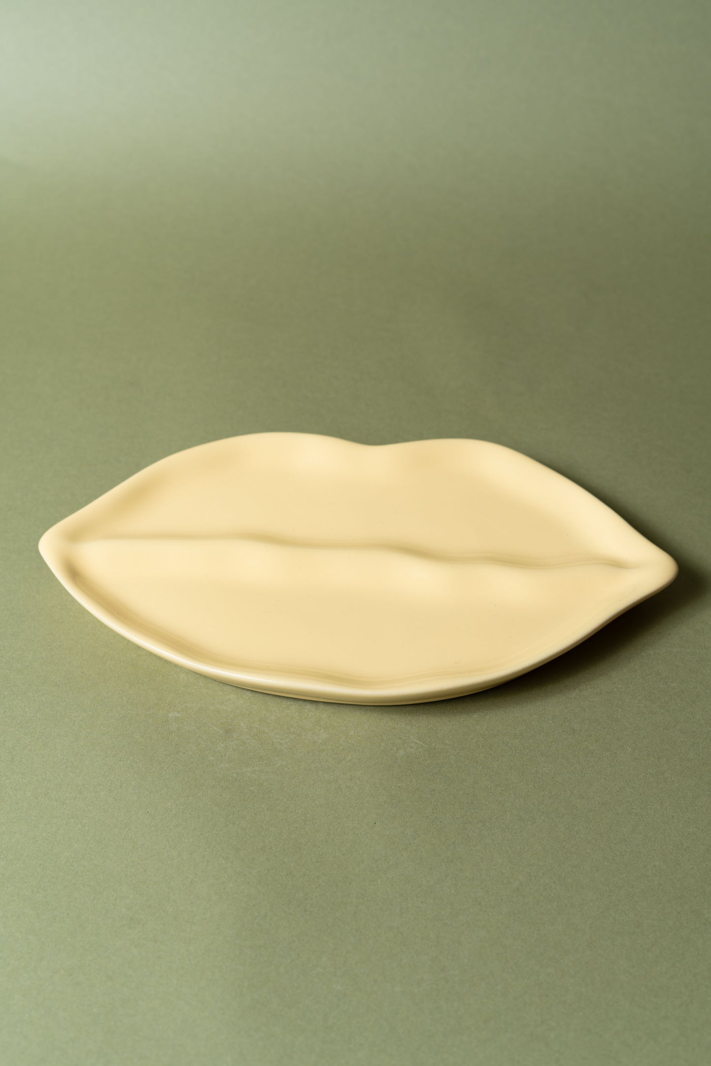 Butter yellow lip plate