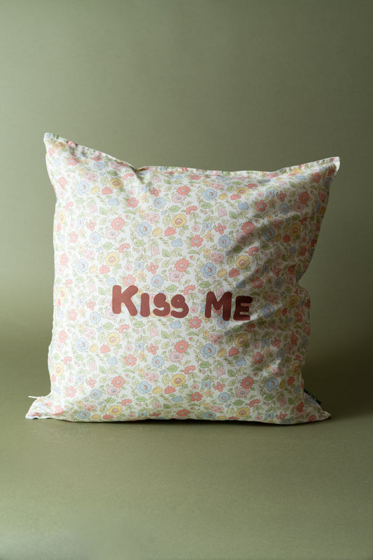 KISS ME CUSHION 40x40cm
