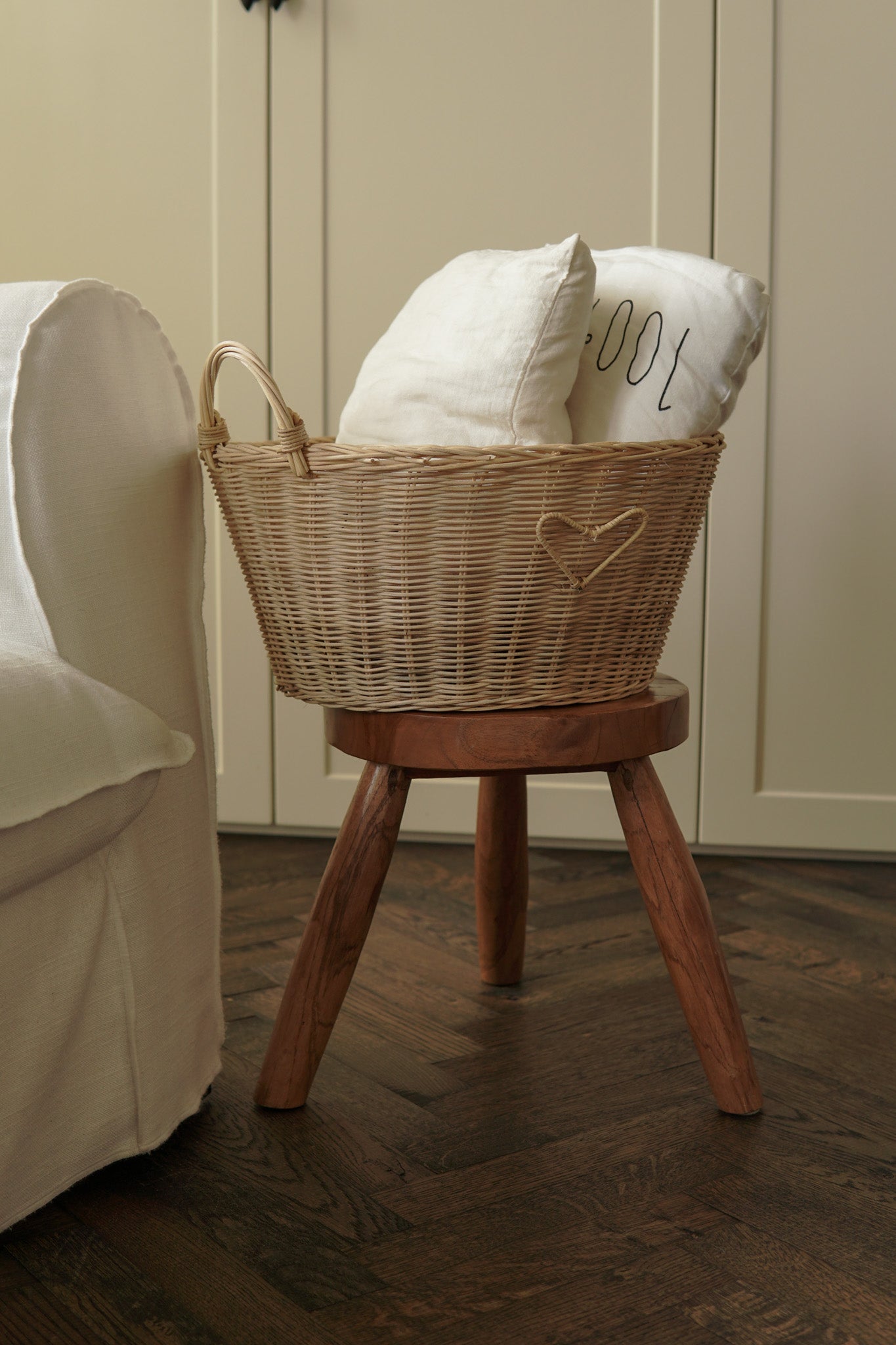 Sisi, Heart lower basket with handles