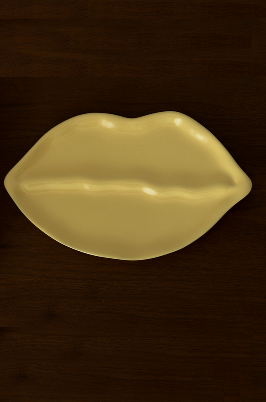 Butter yellow lip plate