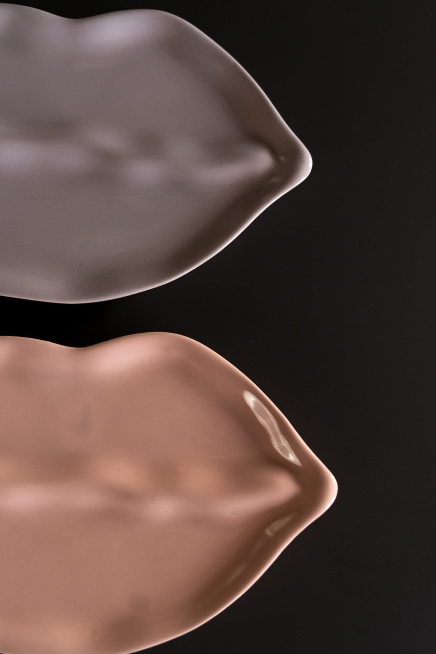 Sisi plate, Pink lips